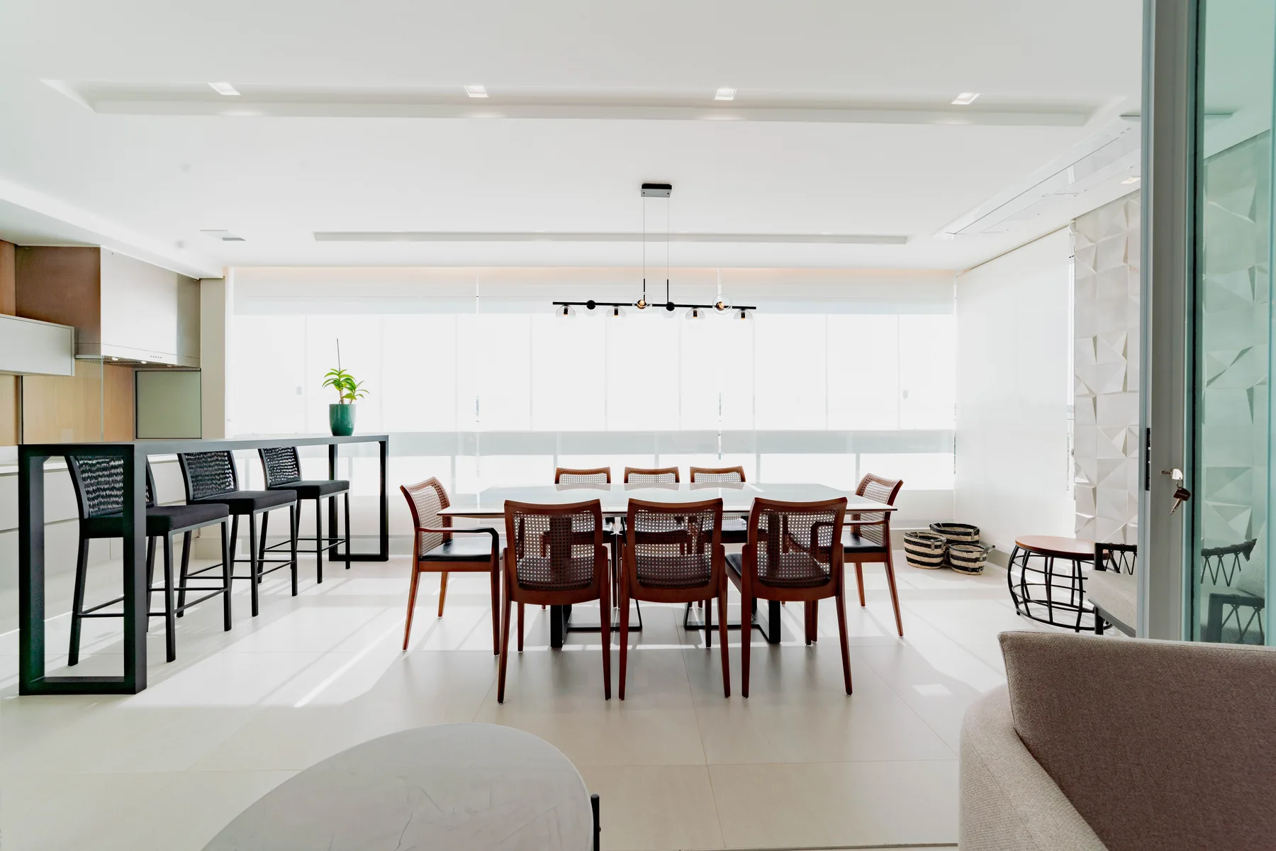Sala de jantar clara de alto padrão