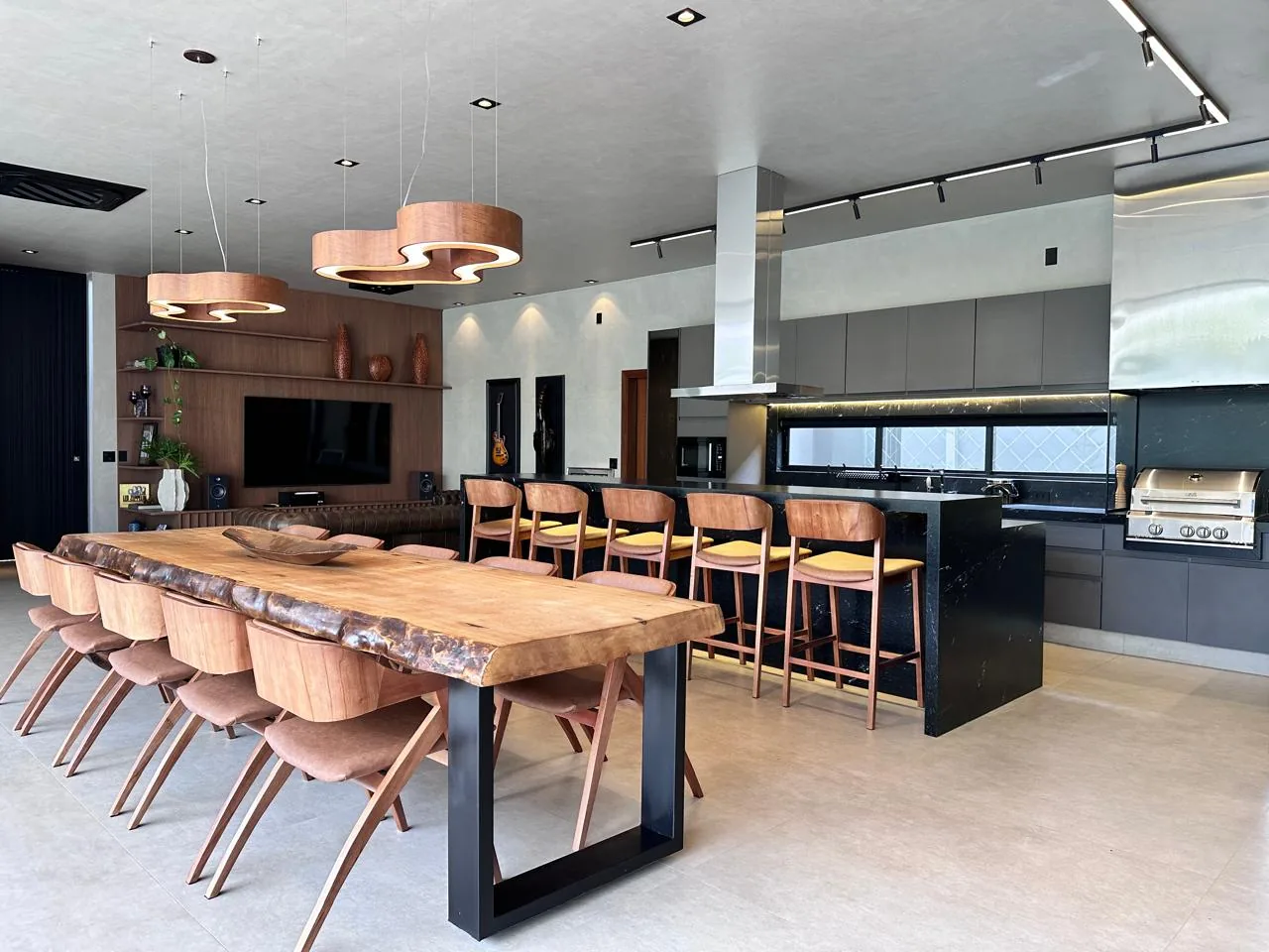 Área gourmet com mesa de madeira maciça