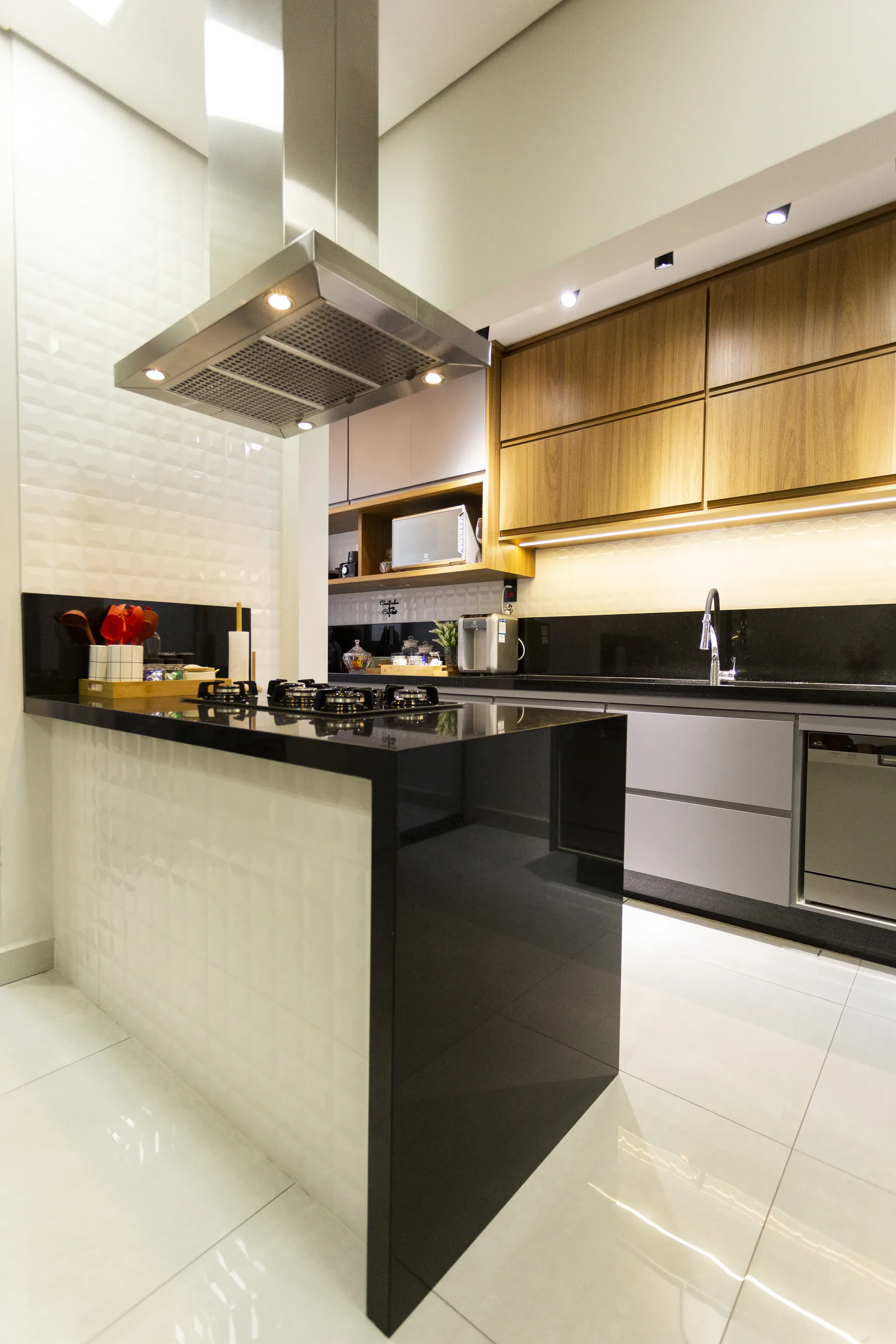 Cozinha com mármore e marcenaria preta