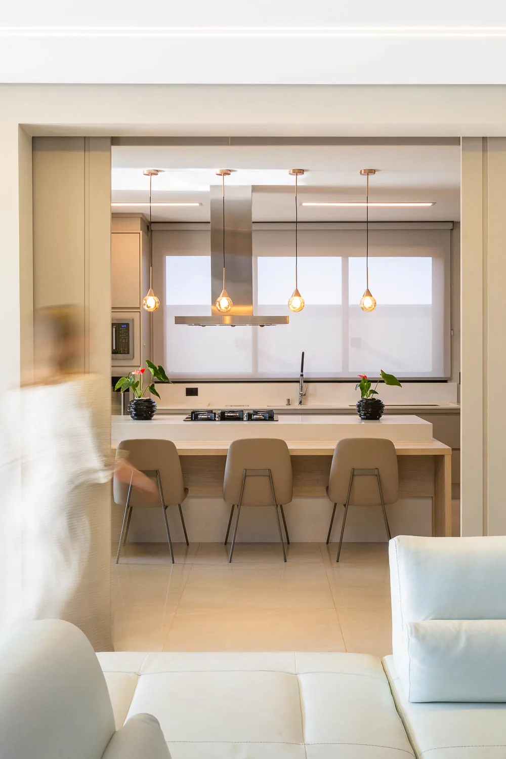 Cozinha branca com pendentes