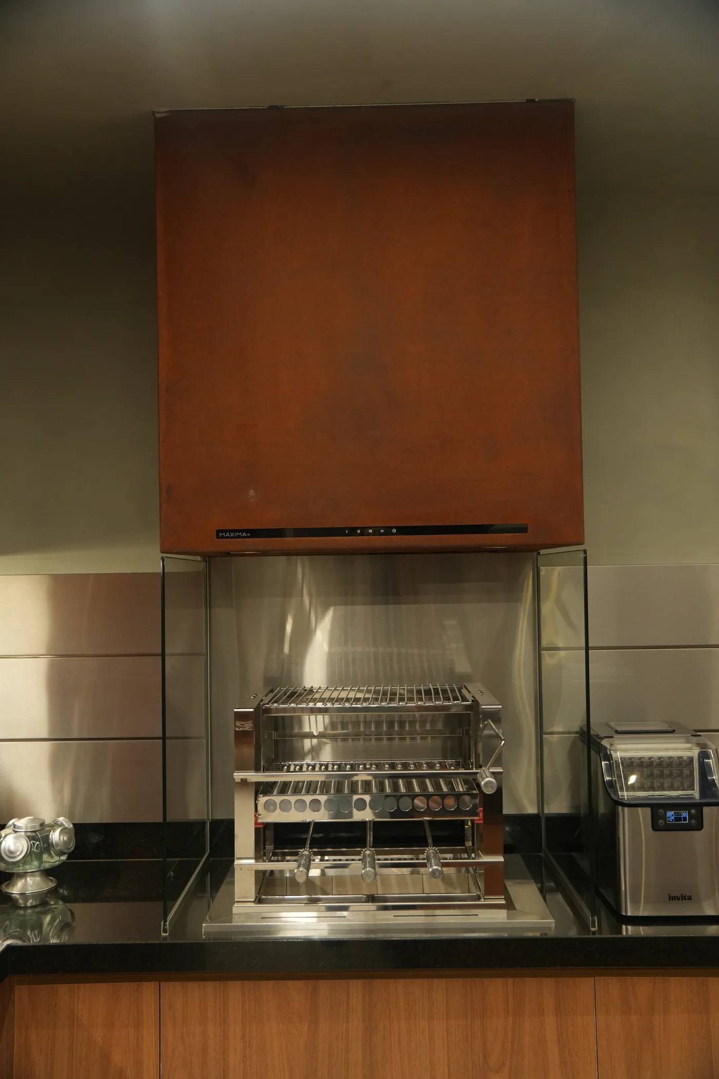 Coifa Máxima Box em aço corten instalada sobre grill embutido