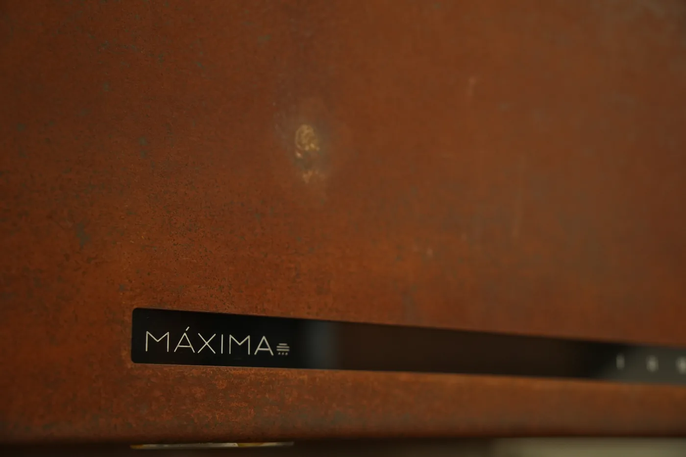 Detalhe do acabamento em aço corten da coifa Máxima Box