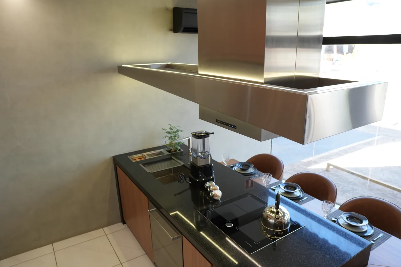 Coifa Máxima Conceito vista em perspectiva sobre o cooktop