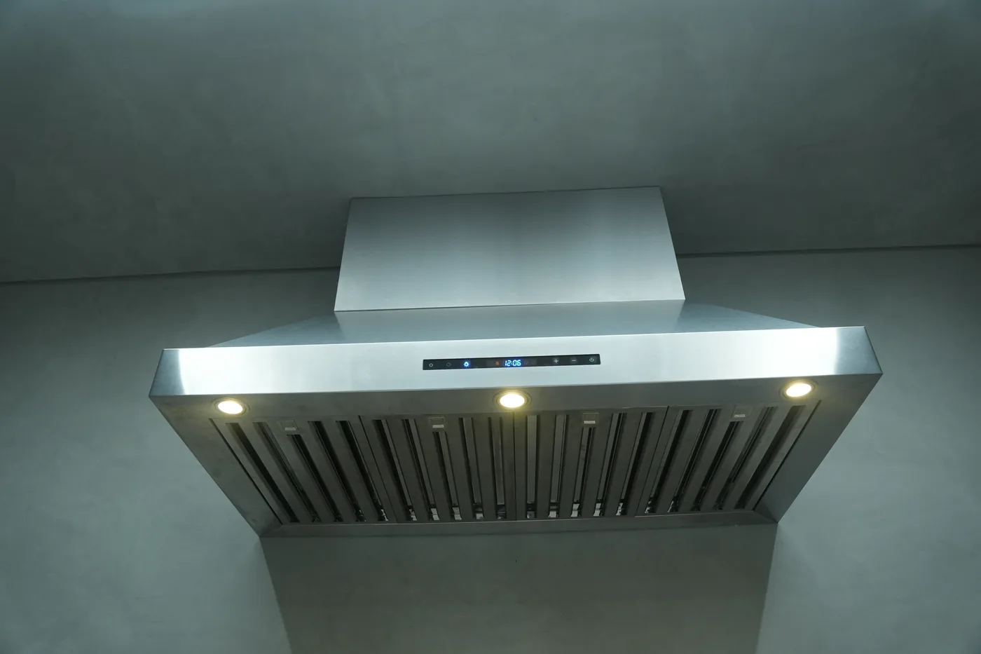 Coifa Máxima Domus em inox vista de frente, com filtros e iluminação