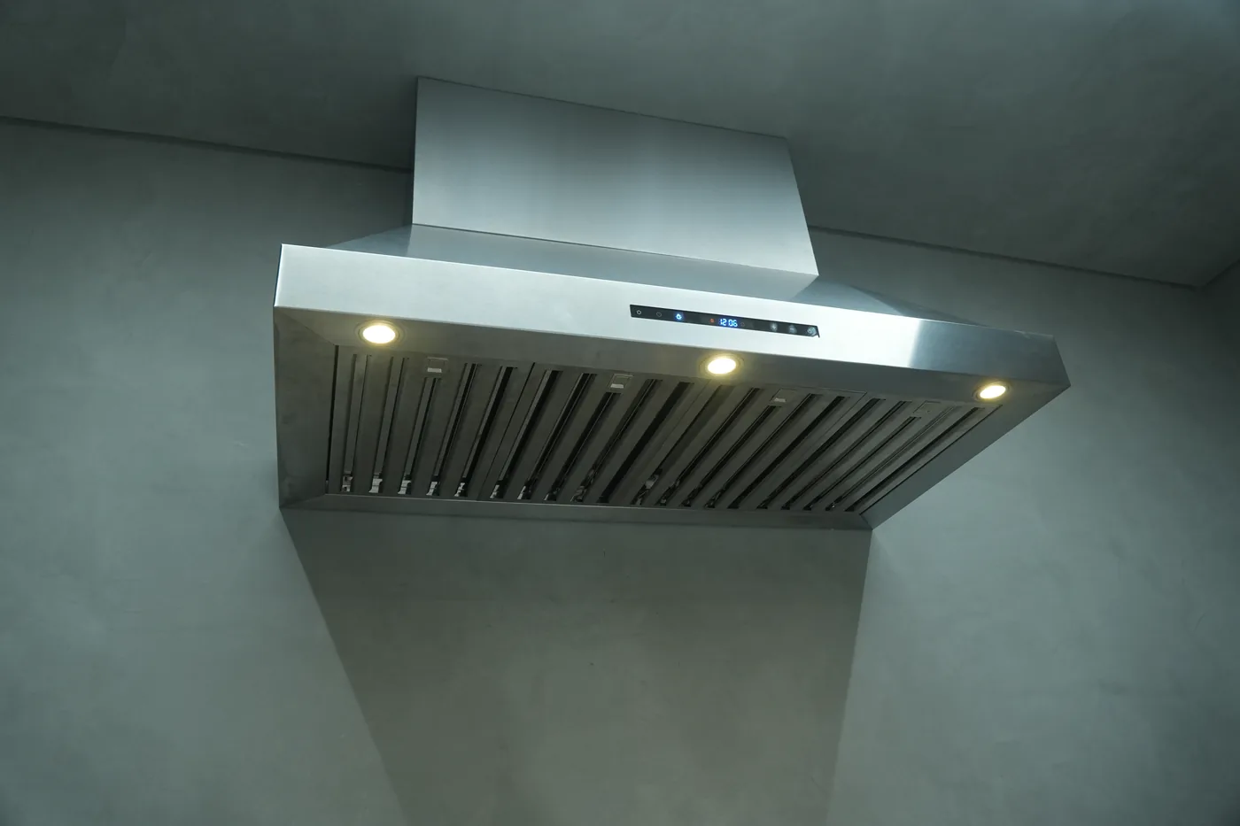 Detalhe da coifa Máxima Domus, com painel de comandos e luz acesa