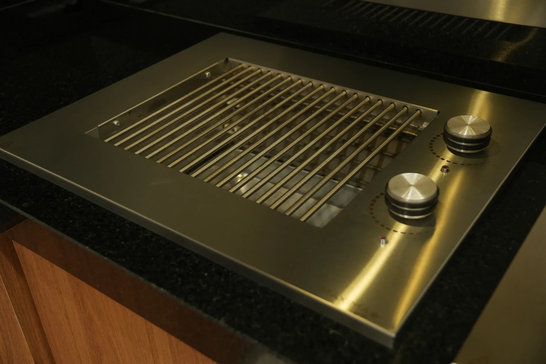 Grill Máxima MaxFast embutido rente à bancada, sobre marcenaria em madeira