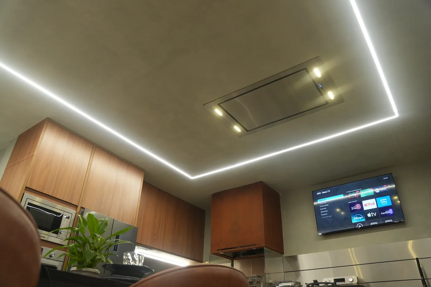 Detalhe da coifa Máxima Zenith rente ao forro, com iluminação embutida